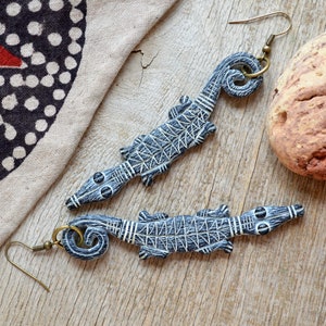 Lange tribal Afrikaanse krokodillenoorbellen in zwarte en beige kleuren Uniek en ongewoon polymeerklei sieraad Statement boho animal