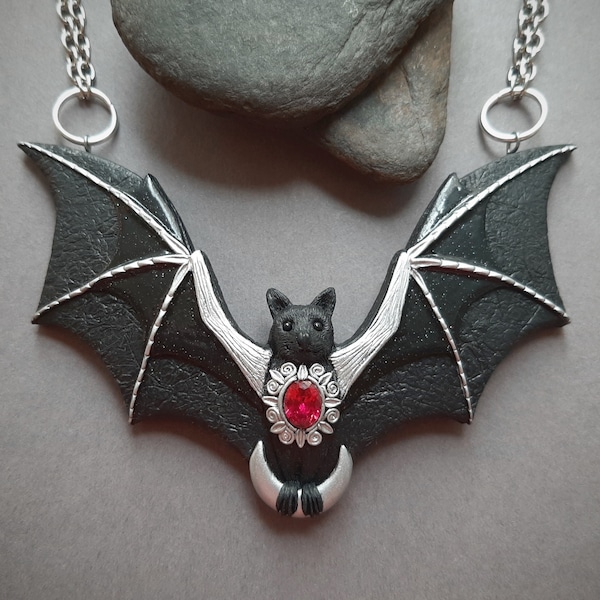 Collier chauve-souris avec croissant de lune et rubis Bijoux Halloween gothique chauve-souris volante noire Collier tendance pour femme