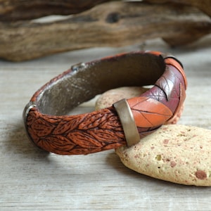 Fall leaves bangle bracelet in natural autumn colors burnt orange burgundy and brown Unique polymer clay jewelry for women Nature lover gift