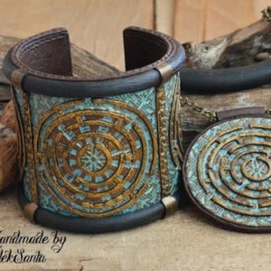 Statement Labyrinth Schmuck Set: Blau, Braun und Gold breites Armband und großer Anhänger