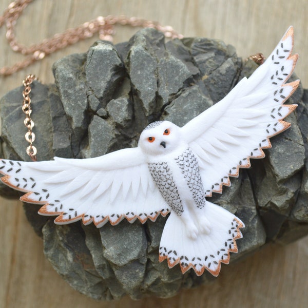 Collier harfang des neiges blanc, bijoux animaux totem spirituel, cadeau pour amoureux des oiseaux, collier en pâte polymère, créature volante fantastique lunatique
