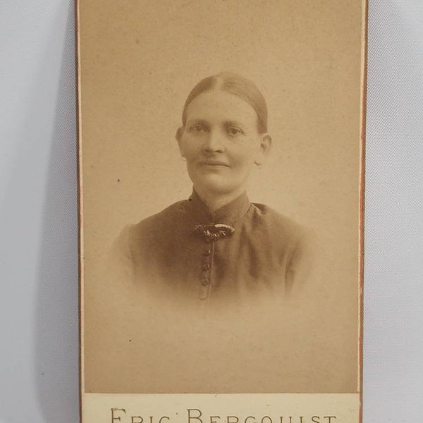 Antique Photograph Portrait / CDV Carte de Visite / Woman / Late 1800s to Early 1900s / Eric Bergquist Orebro Sweden