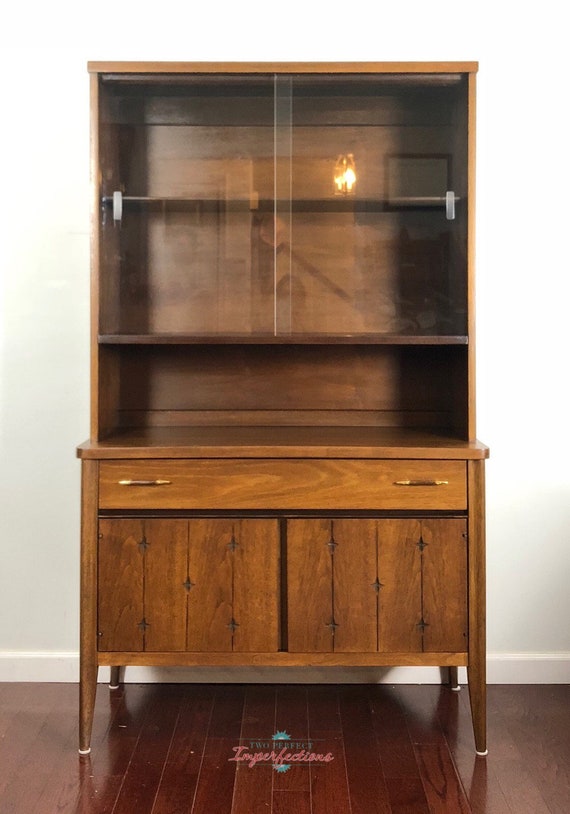 Broyhill Premier Saga Collection Walnut China Hutch Display