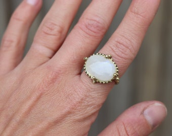 Bague en laiton et labradorite blanche