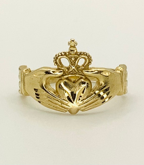 Ring with hands holding 2024 heart with crown