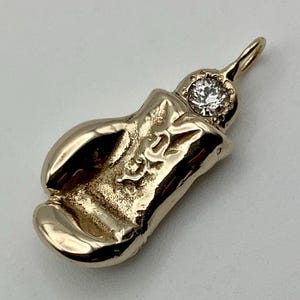 14K Gold Boxhandschuh Anhänger: Massives Gelbgold & Diamant Solitär