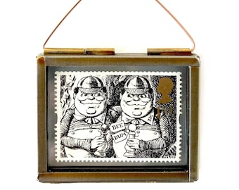 Tweedle Dee und Tweedle Dum gerahmte Vintage Briefmarke Ornament, hinter den Spiegel, Vintage Alice im Wunderland Dekor Geschenk