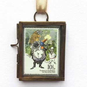 Wind in den Weiden - Geschenk zur Taufe - Kinderbuch - Kinderzimmer Deko - Geschenk zur Taufe - Miniatur Kunst - Miniatur Rahmen - Vintage Briefmarken