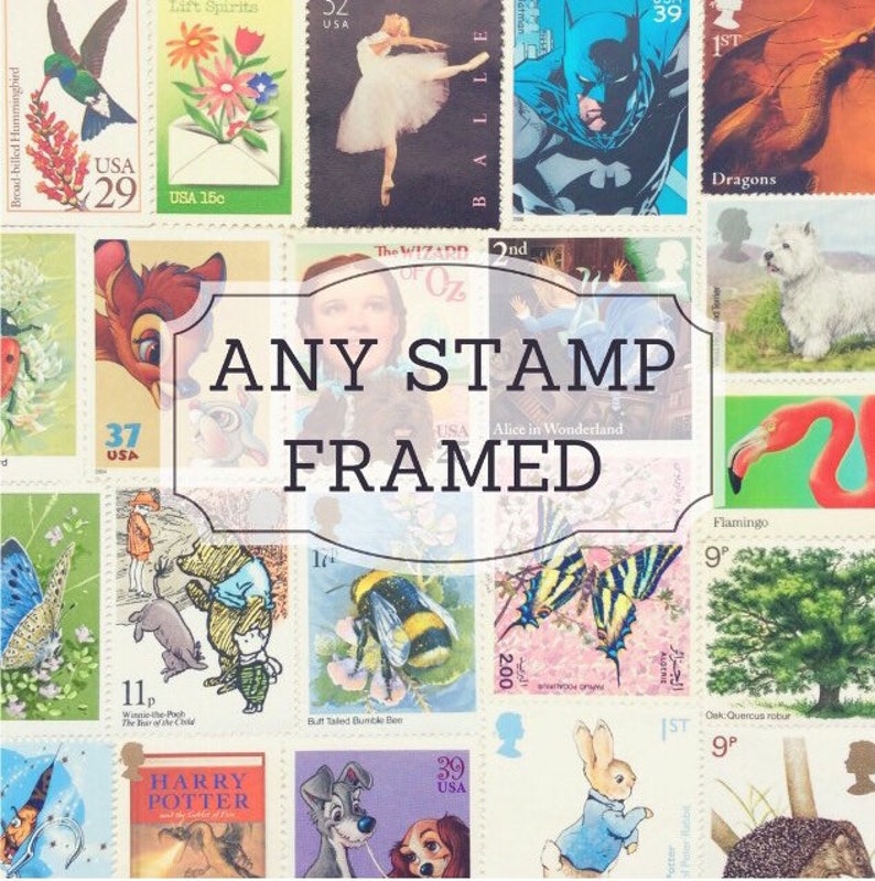 K&ouml;nnte beinhalten: Eine Collage aus bunten Briefmarken mit verschiedenen Motiven, darunter ein Kolibri, eine Ballerina, Batman, ein Drache, ein Flamingo, eine Biene, Schmetterlinge, ein Kaninchen und eine Harry-Potter-Briefmarke. Der Text "ANY STAMP FRAMED" ist &uuml;ber das Bild gelegt.