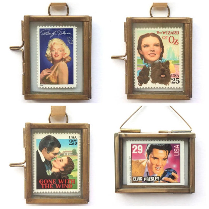 K&ouml;nnte beinhalten: Vier gerahmte Briefmarken im Vintage-Stil mit ikonischen Figuren aus dem amerikanischen Kino. Die Briefmarken zeigen Marilyn Monroe, Judy Garland als Dorothy aus dem Zauberer von Oz, Clark Gable und Vivien Leigh aus Vom Winde verweht und Elvis Presley.