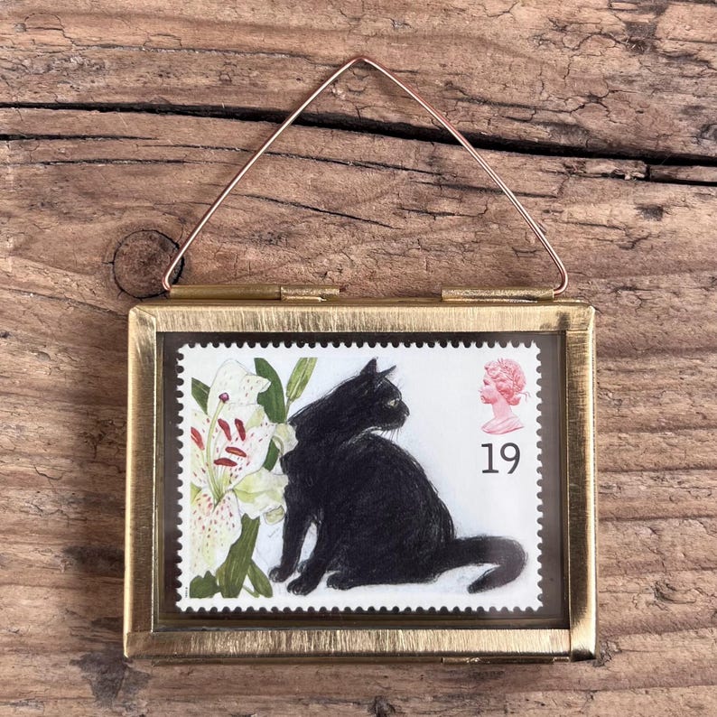 Schwarze Katze Geschenke - Schwarze Katze Kunst - Katzen Geschenke für Frauen - Katzenliebhaber Geschenk - Katzendame Geschenke - Miniature Art - Miniature Cat - Katzenbriefmarke Bild 4