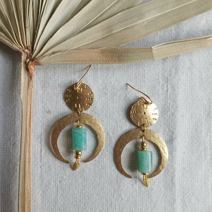 Boucles d'oreilles lune et laiton et pierre d'amazonite image 4