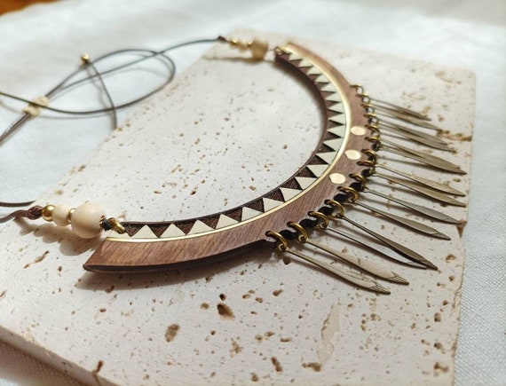 Collier en bois de noyer, collier bleu, collier ethnique, collier géometrique