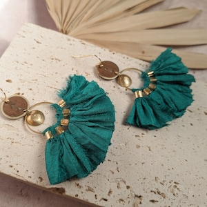 Boho earrings in silk, wood and brass Emeraude