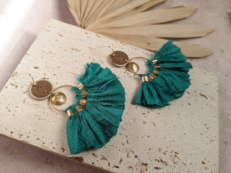 Boho earrings in silk, wood and brass Emeraude