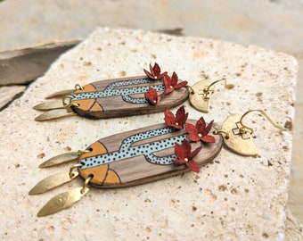 Flowery cactus earrings in walnut wood and cork.