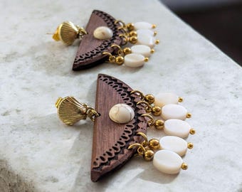 Boho earrings in wood and mother-of-pearl