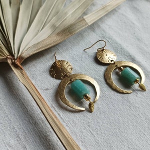 Boucles d'oreilles lune et laiton et pierre d'amazonite image 6