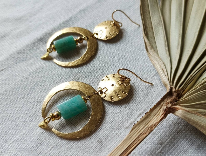 Boucles d'oreilles lune et laiton et pierre d'amazonite image 1