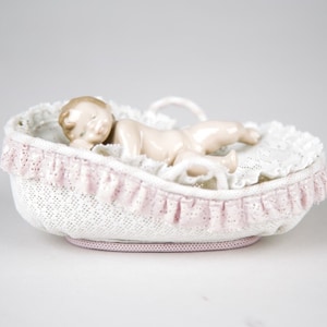 Lladro Bundle of Joy #5637 Baby Girl in Bassinet with Lace Blanket Figurine