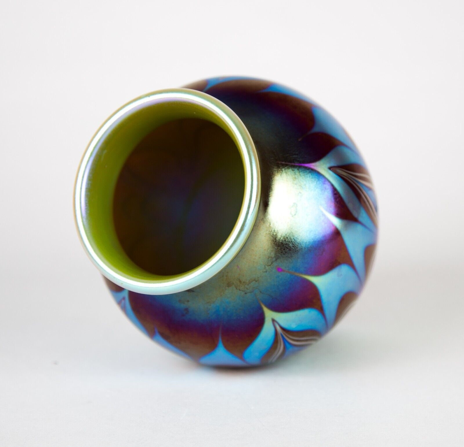 Orient & Flume Iridescent Pulled Feather Art Glass Vase 6 Orient & Flume Iridescent Pulled Feather Art Glass Vase 6