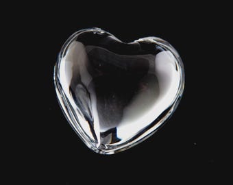 Pisapapeles de cristal vintage con figura de corazón inflado Amor transparente de Baccarat, firmado.