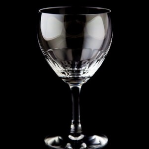 Op de afbeelding: Een helder glazen wijnglas met een brede kom en een lange steel. Het glas is leeg en heeft een lichte kromming in de kom.