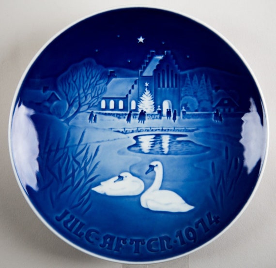 Bing /& Grondahl 1974 CHRISTMAS IN THE VILLAGE Swans Annual Plate