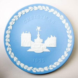 Wedgwood Pale Blue Jasperware Christmas Plate 1971 Piccadilly Circus England