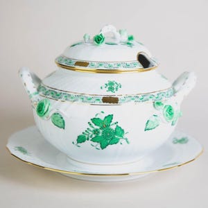 Salsera redonda Herend Chinese Bouquet Green con tapa y plato inferior incorporado