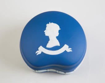 Pudełko na fasolki Wedgwood Royal Blue Jasperware Queen Elizabeth Silver Jubilee z pokrywką