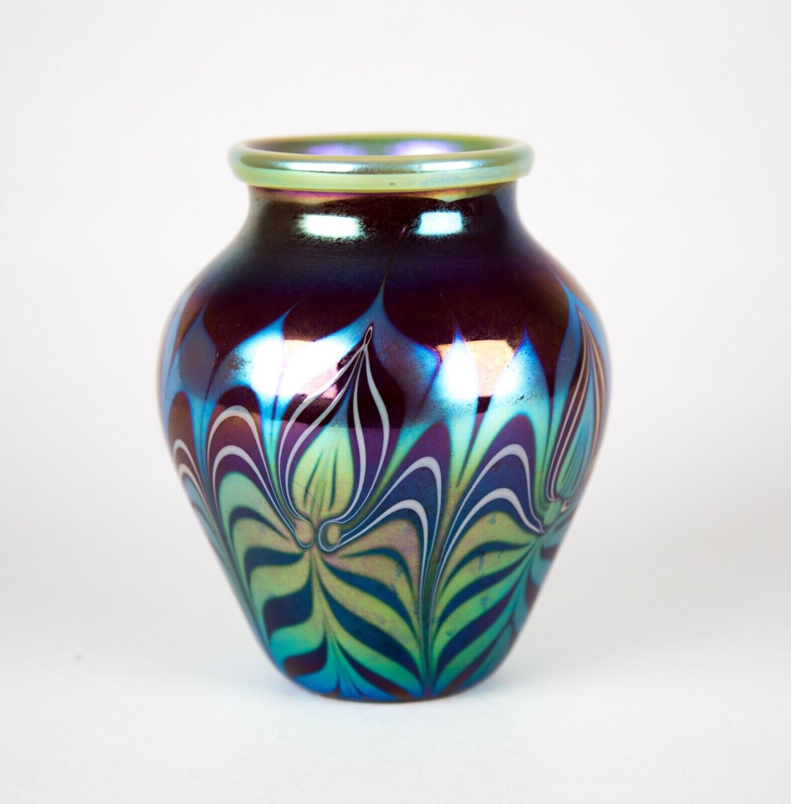 新発売 Orient & Flume Iridescent Pulled Feather Art Glass Vase 6 花瓶・フラワースタンド