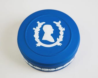 Pudełko na drobiazgi Wedgwood Royal Blue Jasperware z motywem księcia Filipa, księcia Edynburga