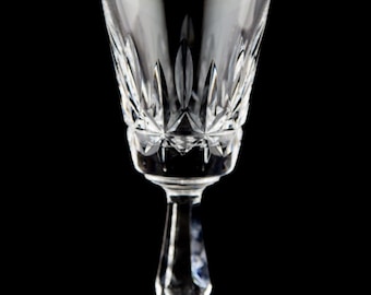 Puede incluir: Un vaso de chupito de cristal tallado con tallo.