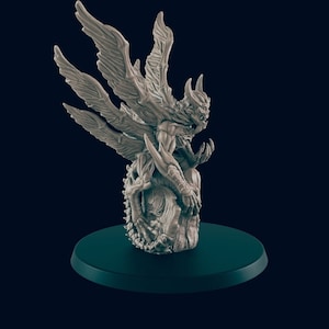 Puede incluir: Una figura miniatura gris y detallada de un demonio alado con un cuerpo esquelético y espinoso y una expresión amenazante. El demonio está encaramado en una base rocosa.