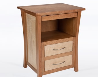 Table de chevet avec deux tiroirs et étagère coulissante en cerisier et érable ondé « River rushes »