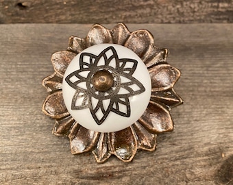 Pomello in ceramica bianca con grembiule in ottone anticato, maniglia per mobili