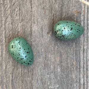 Huevos de madera falsos moteados, pintados a mano, realistas, juego de 2, decoraciones para sombreros y artículos de sombrerería, huevos de pájaro falsos verde musgo.
