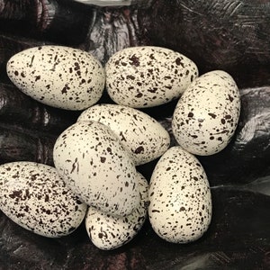 Huevos de madera reliquia huevo de pájaro falso moteado blanco, juego de 2, decoraciones de sombreros artesanales de bricolaje, suministros de sombrerería, pintados a mano