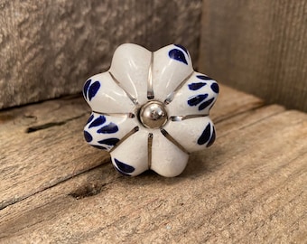 Handmålad blommig keramisk knopp, koboltblå och vit, kromdetaljer