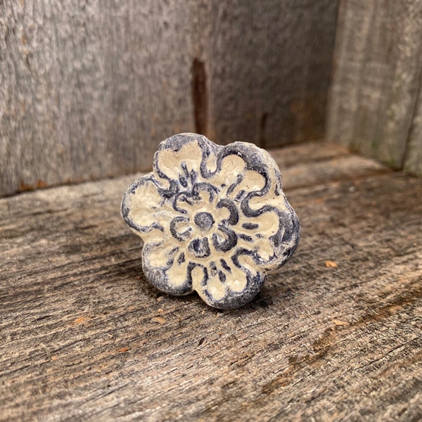 Cast Iron Knob, White Wash Flower Knob, Drawer Pull Metal Furniture Pulls & Knobs, Farmhouse Country Cabinet Hardware, Metal Flower Knob