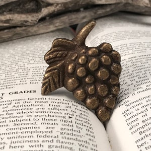 Cast Iron Knob, Grape Cabinet Knob, Metal Grape with Leaf Pull, Dresser Drawer Replacement Knobs, Metal Knob Vineyard Grape Furniture Pull