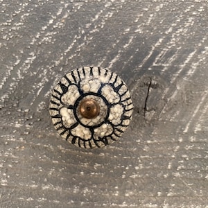 Bouton floral en céramique avec quincaillerie en laiton, poignée de tiroir