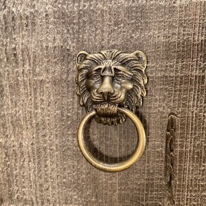 Puxador de metal em ferro fundido com cabeça de leão, puxador para armário, puxador de gaveta de metal, puxador para gaveta de cômoda, puxador de leão com argola única, puxador de bronze.