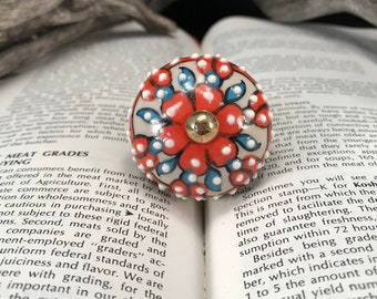 Perilla de cerámica pintada a mano, flor roja y azul, detalles dorados