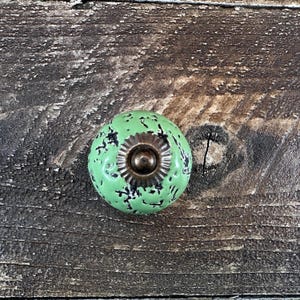 Gałka ceramiczna w kolorze zielonym, okucia z brązu farmhouse