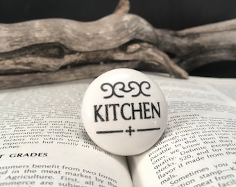 Pomello in ceramica per mobile da cucina, bianco con motivi a spirale neri. Ferramenta per la casa e il fai da te.