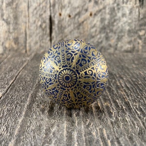 Tanger geätzter Messingschrankknopf, marokkanischer Messingknopf, Marrakesch-Schrankknopf, Schubladenknopf, Schrankknopf, Schranktürknopf, MKN221 BLAU