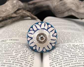 Puxador de cerâmica pintado à mão, flor azul e branca, ferragens cromadas, ferragens para reforma e decoração.