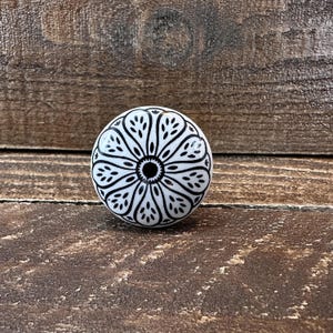Pomello in ceramica floreale bianco e nero, maniglia per cassetto in stile country